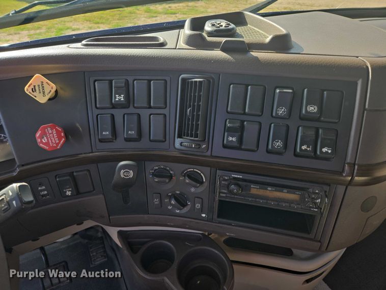 image for item EB1033 2012 Volvo Truck VNL semi truck