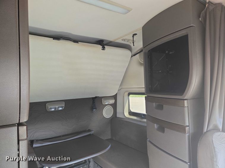 image for item EB1033 2012 Volvo Truck VNL semi truck