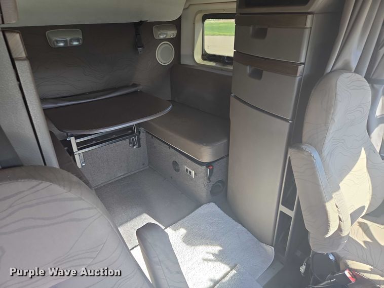 image for item EB1033 2012 Volvo Truck VNL semi truck