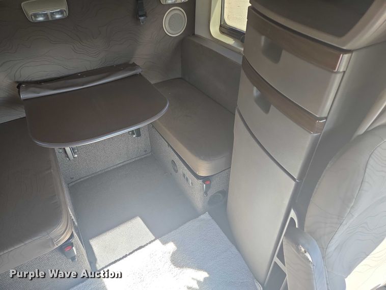 image for item EB1033 2012 Volvo Truck VNL semi truck