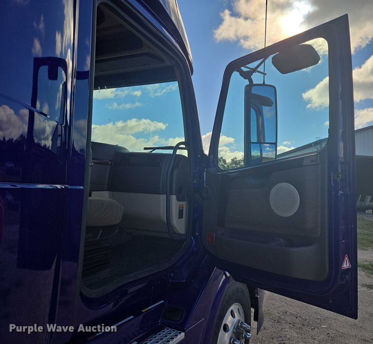 image for item EB1033 2012 Volvo Truck VNL semi truck