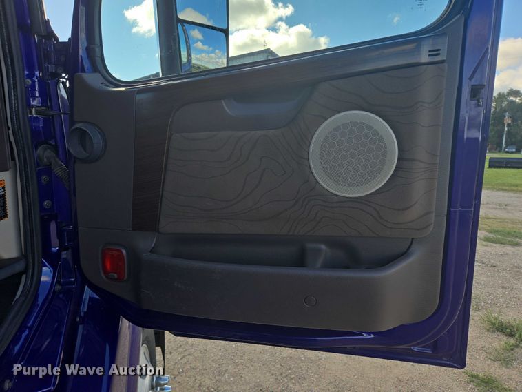 image for item EB1033 2012 Volvo Truck VNL semi truck