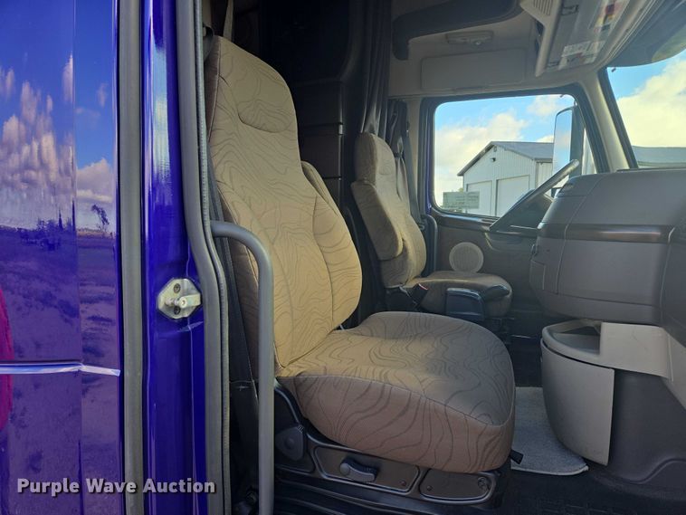 image for item EB1033 2012 Volvo Truck VNL semi truck