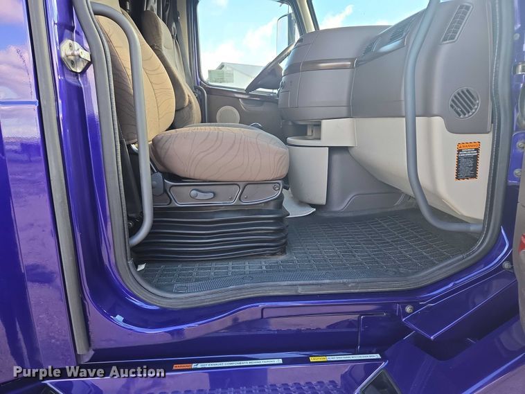 image for item EB1033 2012 Volvo Truck VNL semi truck