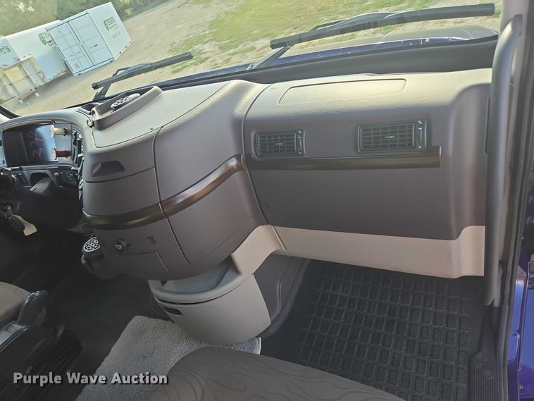 image for item EB1033 2012 Volvo Truck VNL semi truck