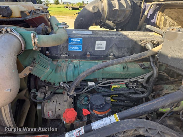 image for item EB1033 2012 Volvo Truck VNL semi truck