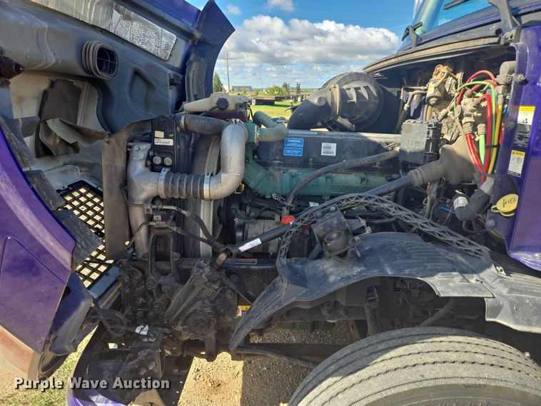 image for item EB1033 2012 Volvo Truck VNL semi truck