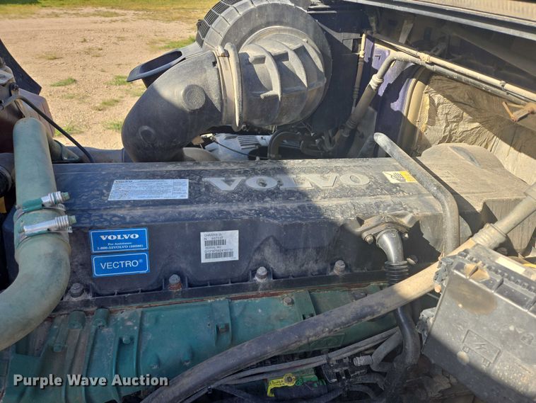 image for item EB1033 2012 Volvo Truck VNL semi truck