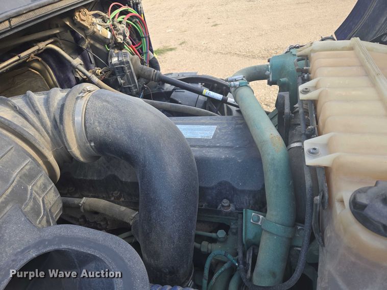 image for item EB1033 2012 Volvo Truck VNL semi truck