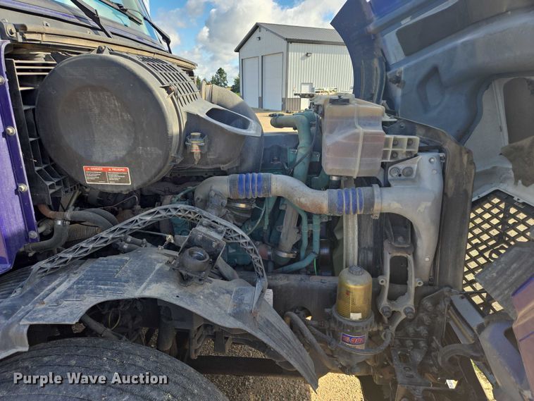 image for item EB1033 2012 Volvo Truck VNL semi truck