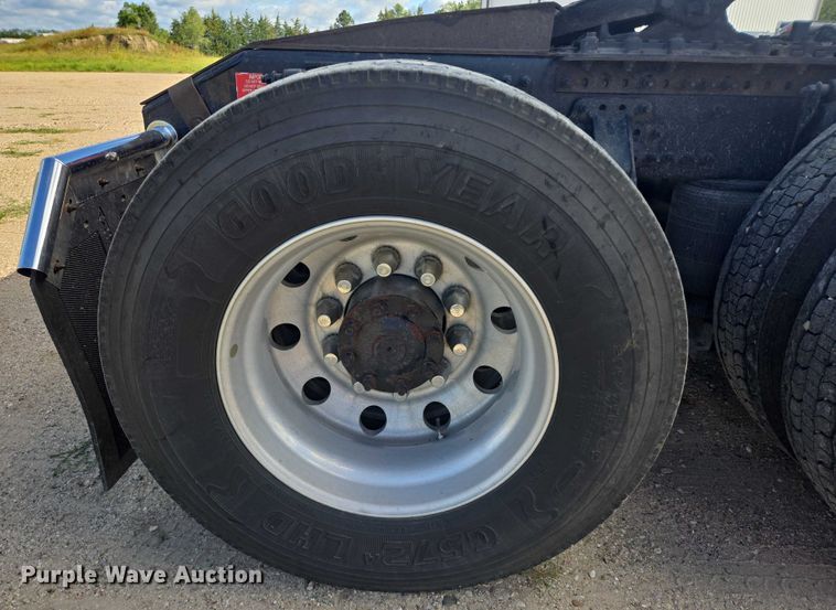 image for item EB1033 2012 Volvo Truck VNL semi truck