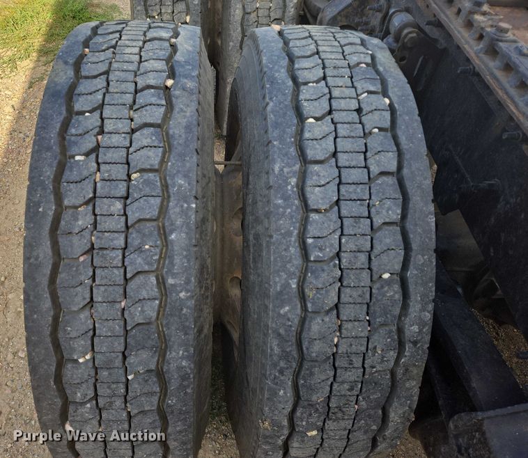 image for item EB1033 2012 Volvo Truck VNL semi truck