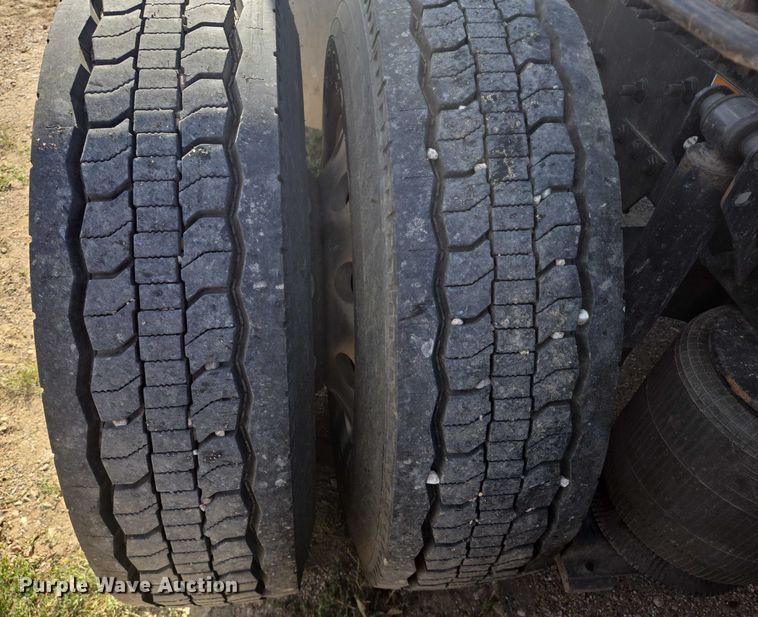 image for item EB1033 2012 Volvo Truck VNL semi truck