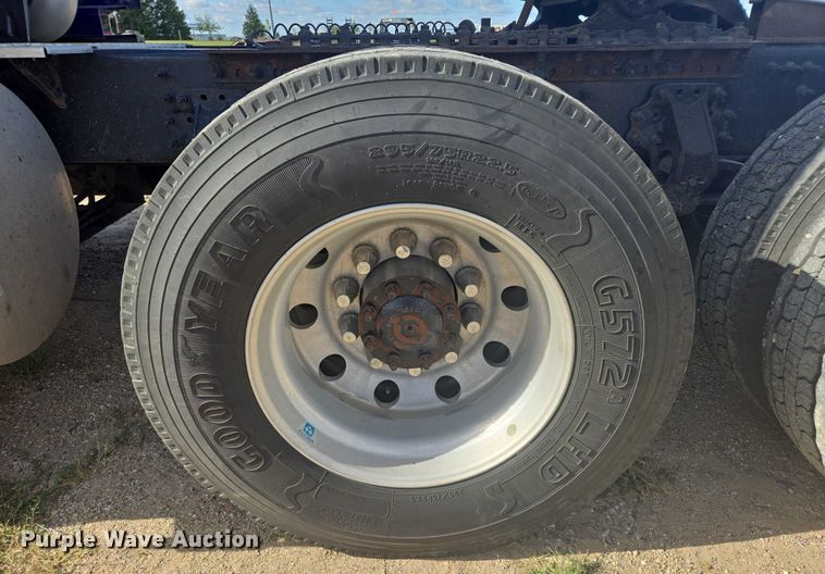 image for item EB1033 2012 Volvo Truck VNL semi truck