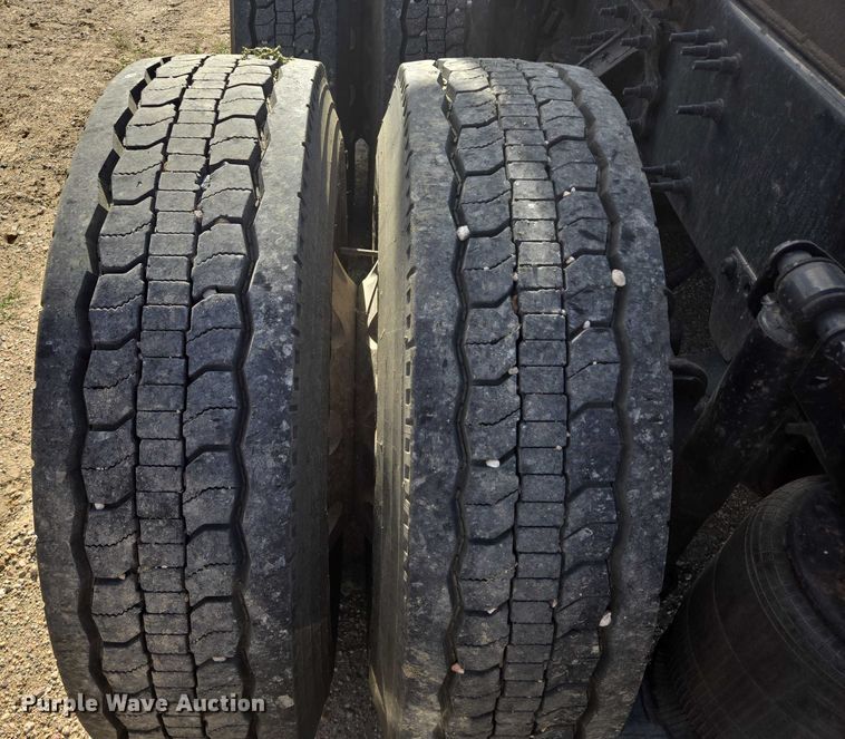 image for item EB1033 2012 Volvo Truck VNL semi truck