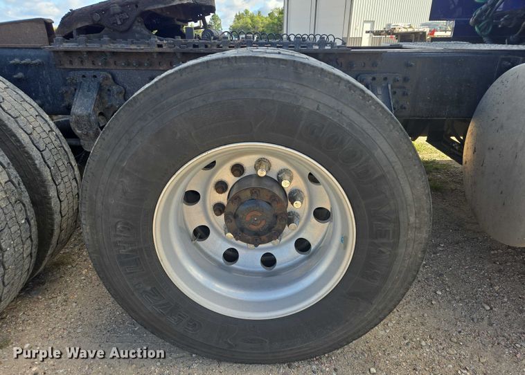 image for item EB1033 2012 Volvo Truck VNL semi truck