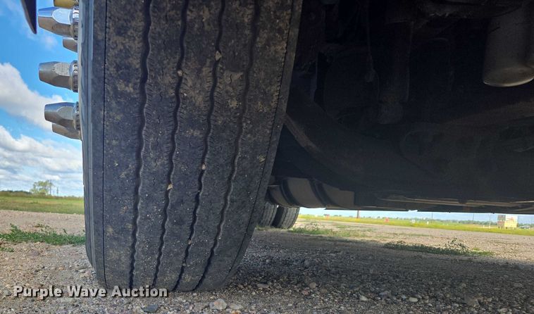 image for item EB1033 2012 Volvo Truck VNL semi truck