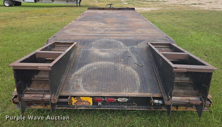 image for item EB1037 1982 Trail King TK18-2400 equipment trailer