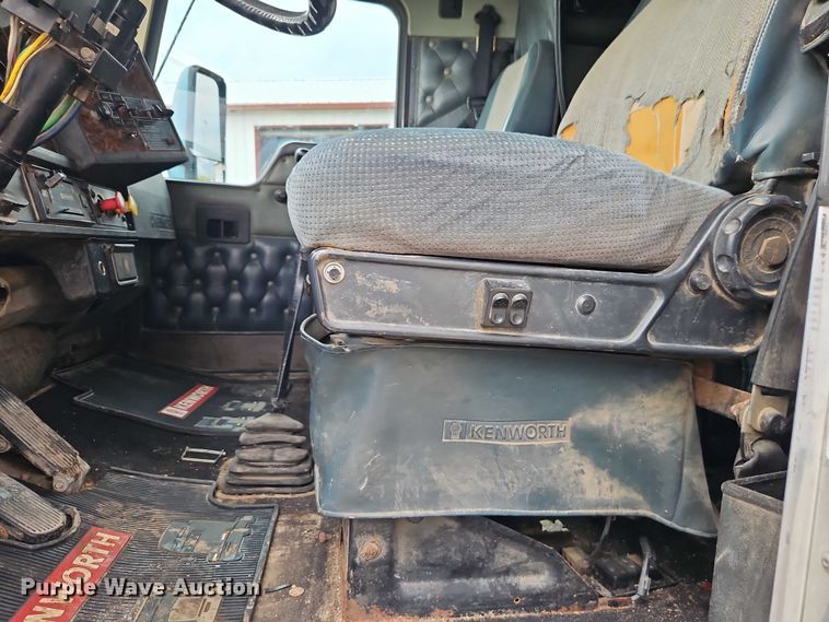 image for item EB8316 1997 Kenworth T600 semi truck