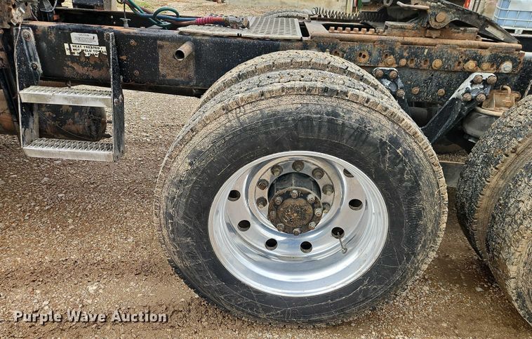 image for item EB8316 1997 Kenworth T600 semi truck