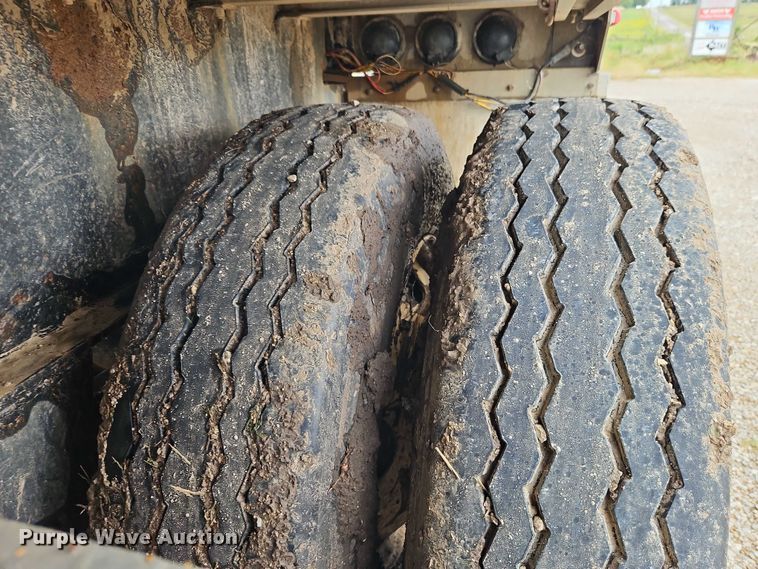 image for item EB8317 2000 Transcraft flatbed trailer