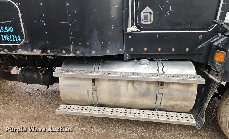 image for item EB8318 1996 Kenworth T600 semi truck