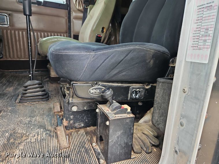 image for item EB8318 1996 Kenworth T600 semi truck