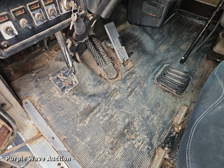 image for item EB8318 1996 Kenworth T600 semi truck