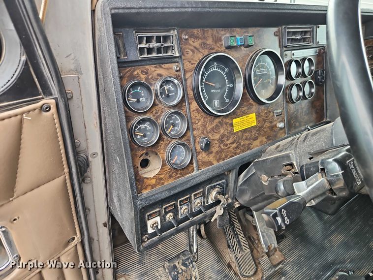 image for item EB8318 1996 Kenworth T600 semi truck