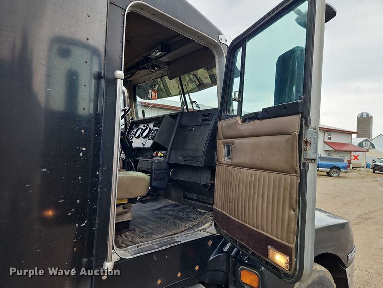 image for item EB8318 1996 Kenworth T600 semi truck