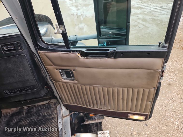 image for item EB8318 1996 Kenworth T600 semi truck