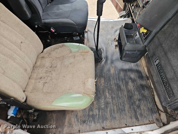 image for item EB8318 1996 Kenworth T600 semi truck