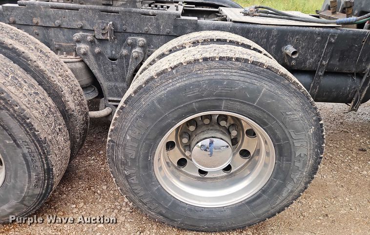 image for item EB8318 1996 Kenworth T600 semi truck