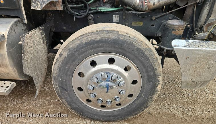 image for item EB8318 1996 Kenworth T600 semi truck