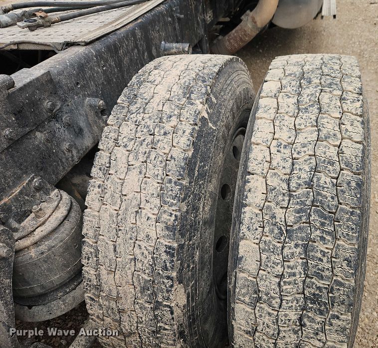 image for item EB8318 1996 Kenworth T600 semi truck