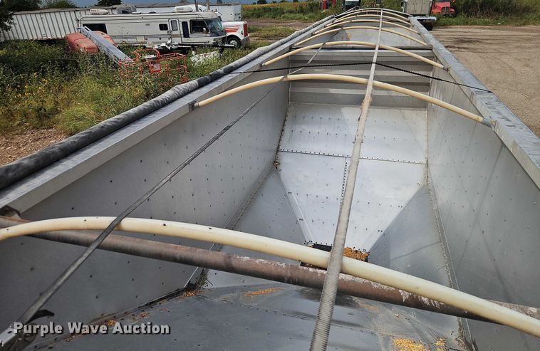 image for item EB8319 2013 Wilson DWH-551PM  grain trailer