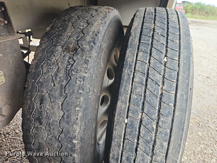 image for item EB8319 2013 Wilson DWH-551PM  grain trailer