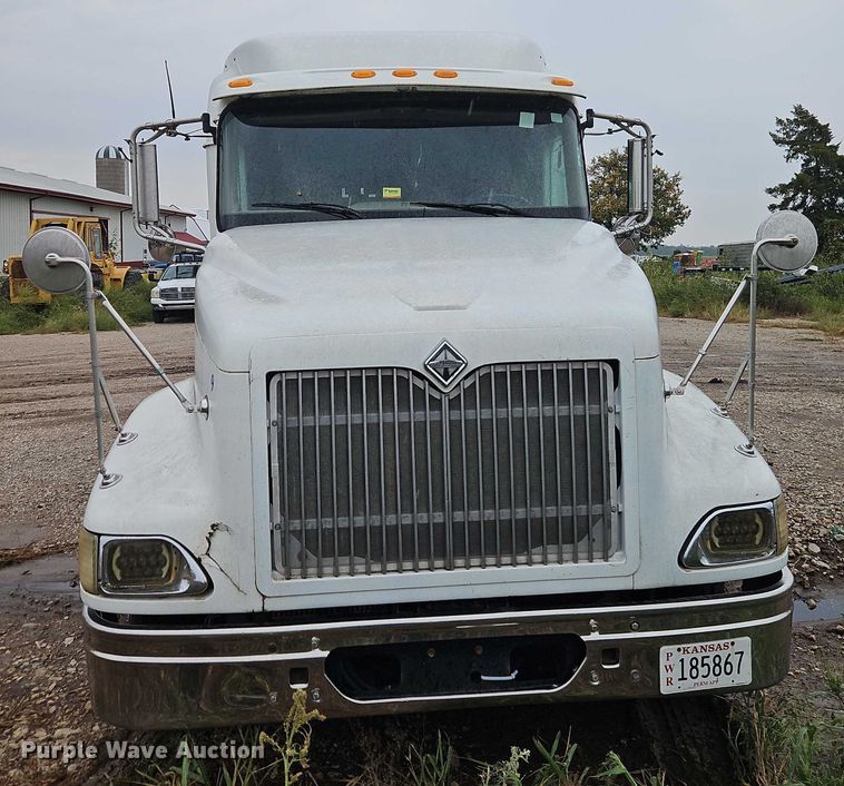 image for item EB8320 2007 International 9400i semi truck