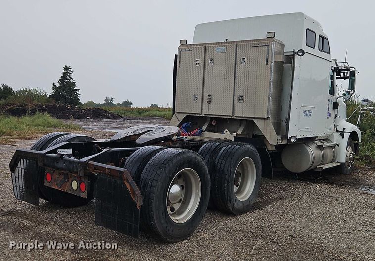 image for item EB8320 2007 International 9400i semi truck