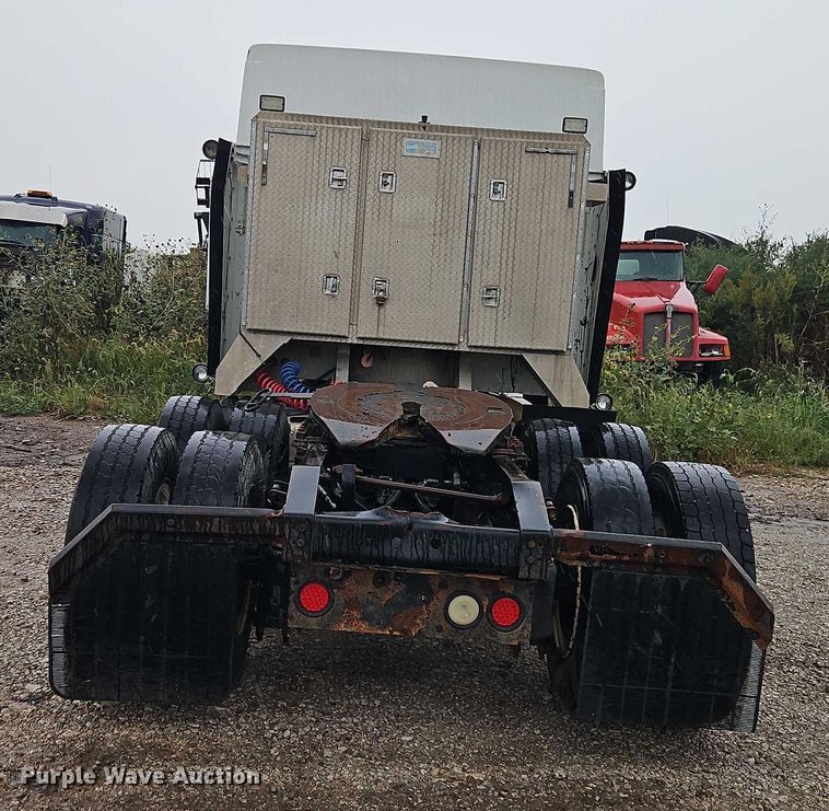 image for item EB8320 2007 International 9400i semi truck