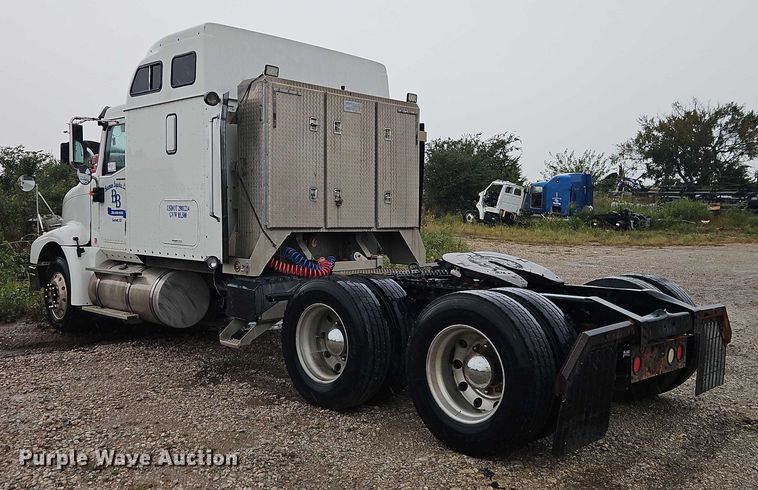 image for item EB8320 2007 International 9400i semi truck