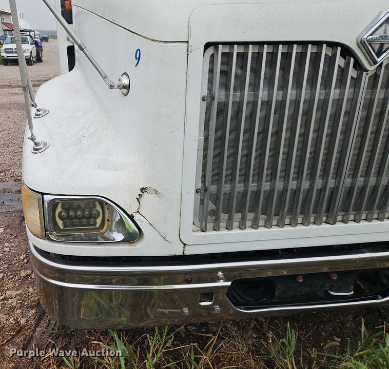 image for item EB8320 2007 International 9400i semi truck