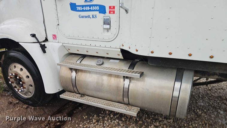 image for item EB8320 2007 International 9400i semi truck