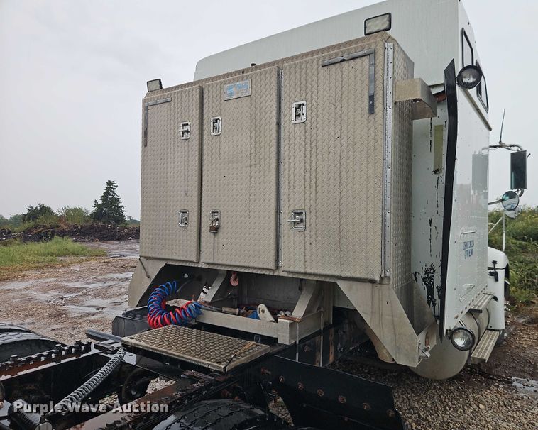 image for item EB8320 2007 International 9400i semi truck