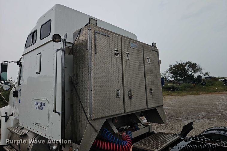 image for item EB8320 2007 International 9400i semi truck