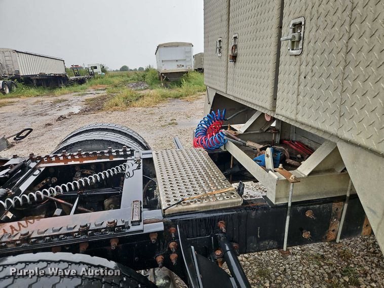 image for item EB8320 2007 International 9400i semi truck