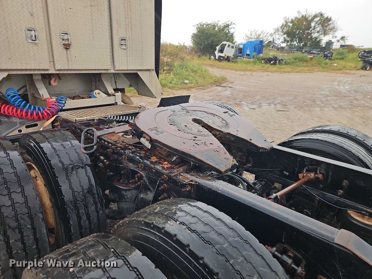 image for item EB8320 2007 International 9400i semi truck