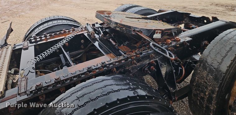 image for item EB8320 2007 International 9400i semi truck