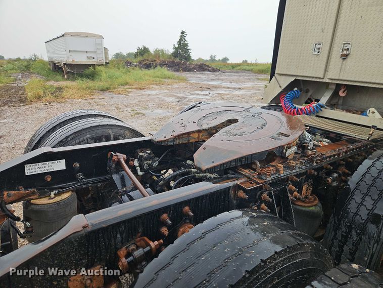 image for item EB8320 2007 International 9400i semi truck