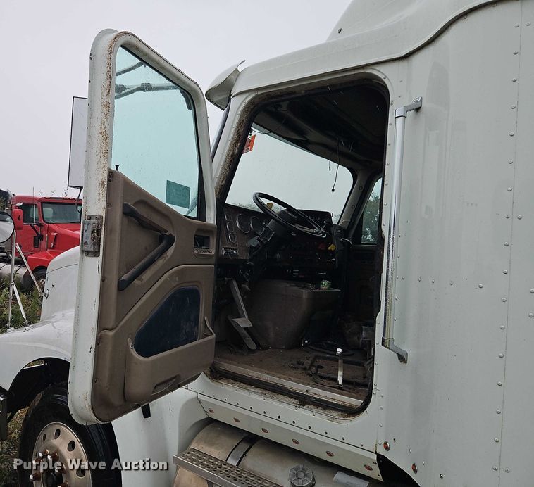 image for item EB8320 2007 International 9400i semi truck